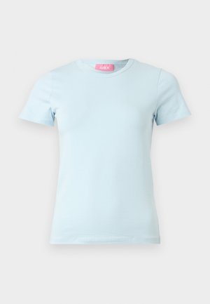T-shirt bleu clair à manches courtes en coton, avec un col rond et une texture subtile, orné d'une étiquette rose au niveau du cou.