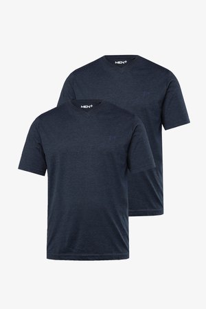 Deux t-shirts pour hommes bleu foncé à manches courtes avec un col en V et un petit logo brodé sur la poitrine gauche, présentés sur un fond blanc.