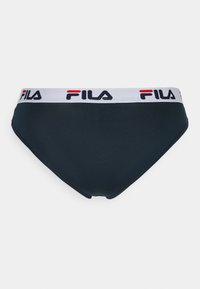 Cuecas de bikini pretas com uma cintura elástica branca, com o log�ótipo FILA em preto e vermelho, centrado sobre um fundo simples.
