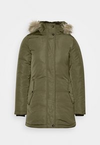 Olivgrön parka med foder av päls på huvan, framdragkedja och tryckknappar, två sidofickor och quiltad struktur.