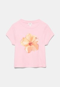T-shirt rose à manches courtes pour tout-petit avec col rond et grand motif fleur d'hibiscus orange centré sur le devant.