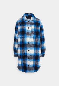 Giacca camicia a quadri blu e nera in flanella, con colletto, chiusura con bottoni, taschino sul petto e maniche lunghe.