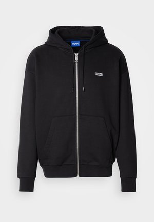 Sudadera con cremallera en color negro, fabricada con una mezcla de algodón, que cuenta con un gran bolsillo frontal, puños de canalé y una pequeña etiqueta con el logo en el pecho.