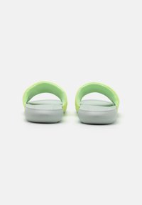 Grønne og grå slipe sandaler med et glatt design, med myke grønne stropper og en teksturert fotseng for grep.