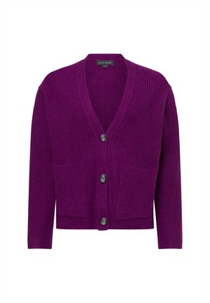 Lila gerippter Cardigan mit V-Ausschnitt, ausgestattet mit zwei vorderen Taschen und vier schwarzen Knöpfen in der Mitte. Weiche Textur, lange Ärmel.