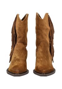 Brązowe zamszowe kowbojki z bocznymi frędzlami, spiczastymi noskami i niskimi, grubymi obcasami, widok z przodu.