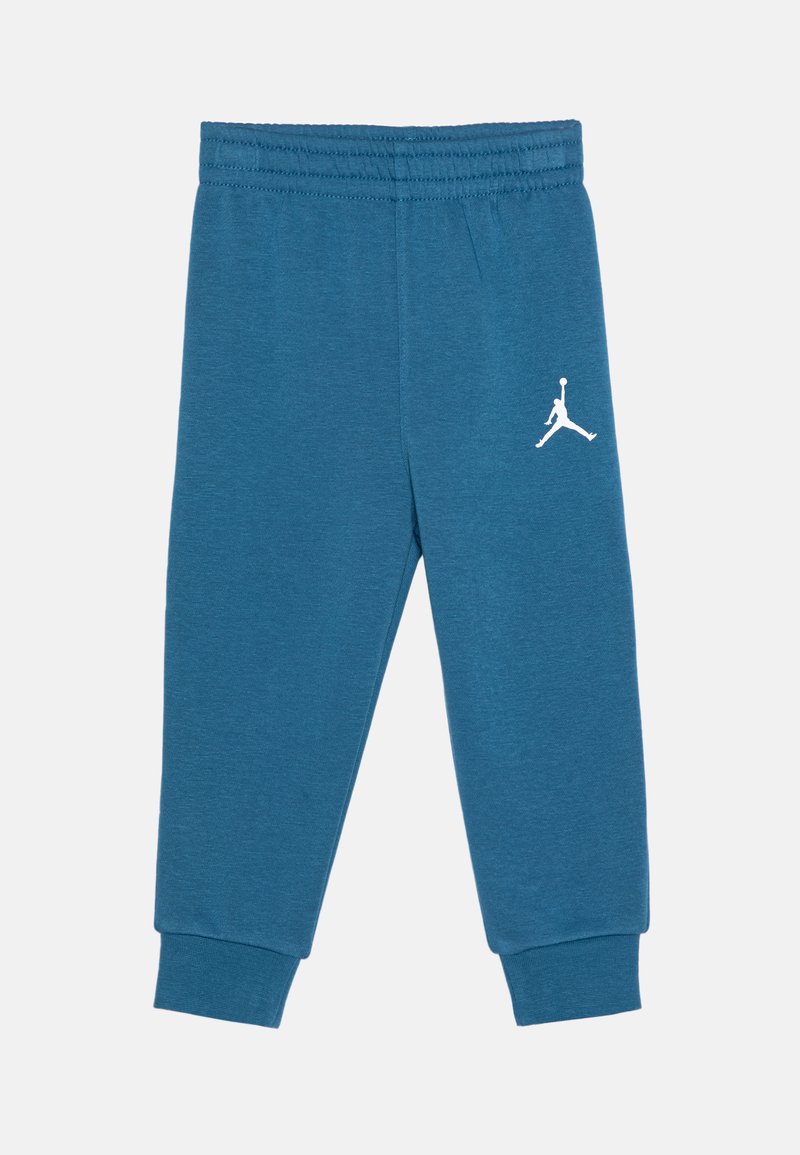 Pantalones de chándal azules hechos de una tela suave, con una cintura elástica y puños ceñidos, que presentan un logo de Jumpman blanco en la pierna izquierda.