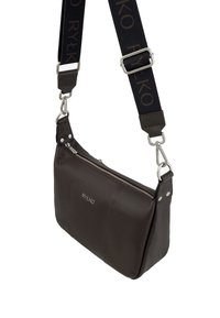 Borsa a spalla in pelle marrone con superficie testurizzata, hardware in argento e tracolla staccabile con il nome del marchio in caratteri scuri.