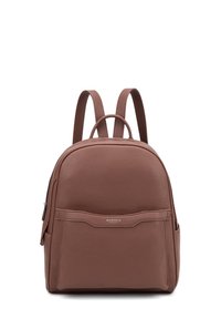 Zaino in pelle marrone con texture a pallini, forma arrotondata, due spallacci regolabili e una tasca frontale a scomparsa con un branding discreto.