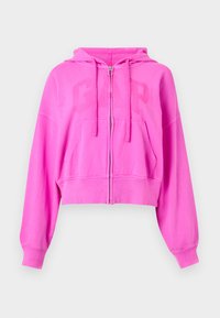 Sudadera corta con cremallera en color rosa brillante, con bolsillos delanteros, capucha con cordón, puños acanalados y logo sutil en relieve en el pecho.