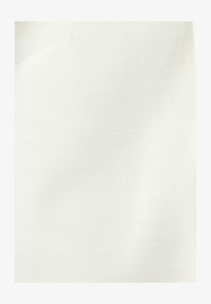 Tissu blanc avec une surface légèrement texturée et tissée, présentant des plis subtils et des ombres douces.