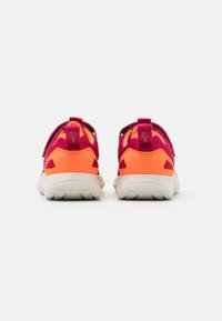 Ein Paar Kindersneaker in Pink und Orange mit weißen Sohlen, von hinten auf einem schlichten weißen Hintergrund gezeigt.