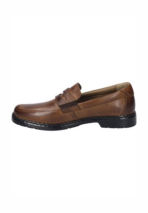 Braune Lederloafers mit genähten Details, einer niedrigen schwarzen Gummisohle und einem slip-on Design, das einen Riemen über dem Schaft aufweist.