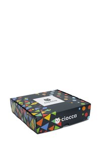 Scatola nera con motivi geometrici colorati (triangoli e cerchi). Presenta un logo bianco con il volto di un gatto e il testo "ciocca."