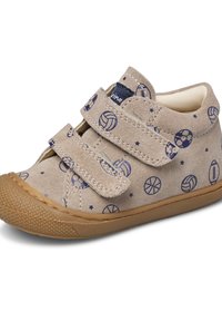 Scarpe sportive beige con texture scamosciata, caratterizzate da grafiche di palloni blu e stelle. Le cinture regolabili in velcro e la suola in gomma offrono una calzata sicura.