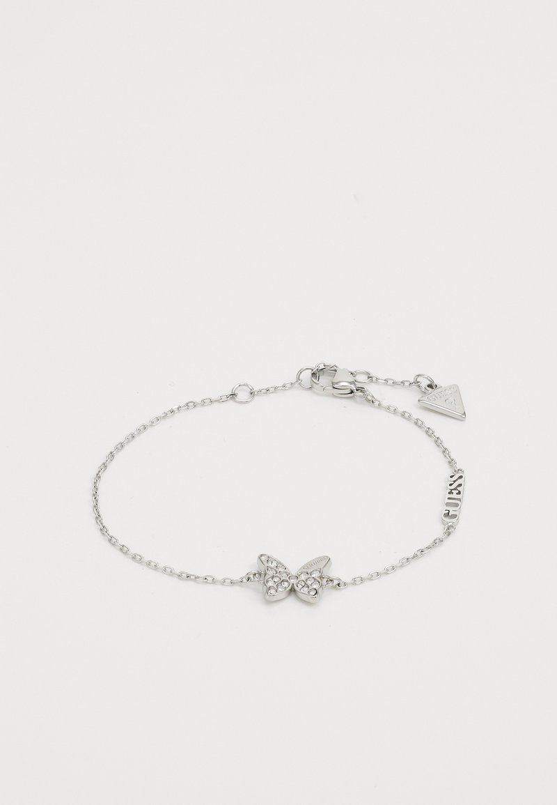 Silberne Kettenarmband mit einem Schmetterlingsanhänger, der mit Strasssteinen besetzt ist, und einem kleinen Markenschilder. Verstellbarer Verschluss zur Größenanpassung.
