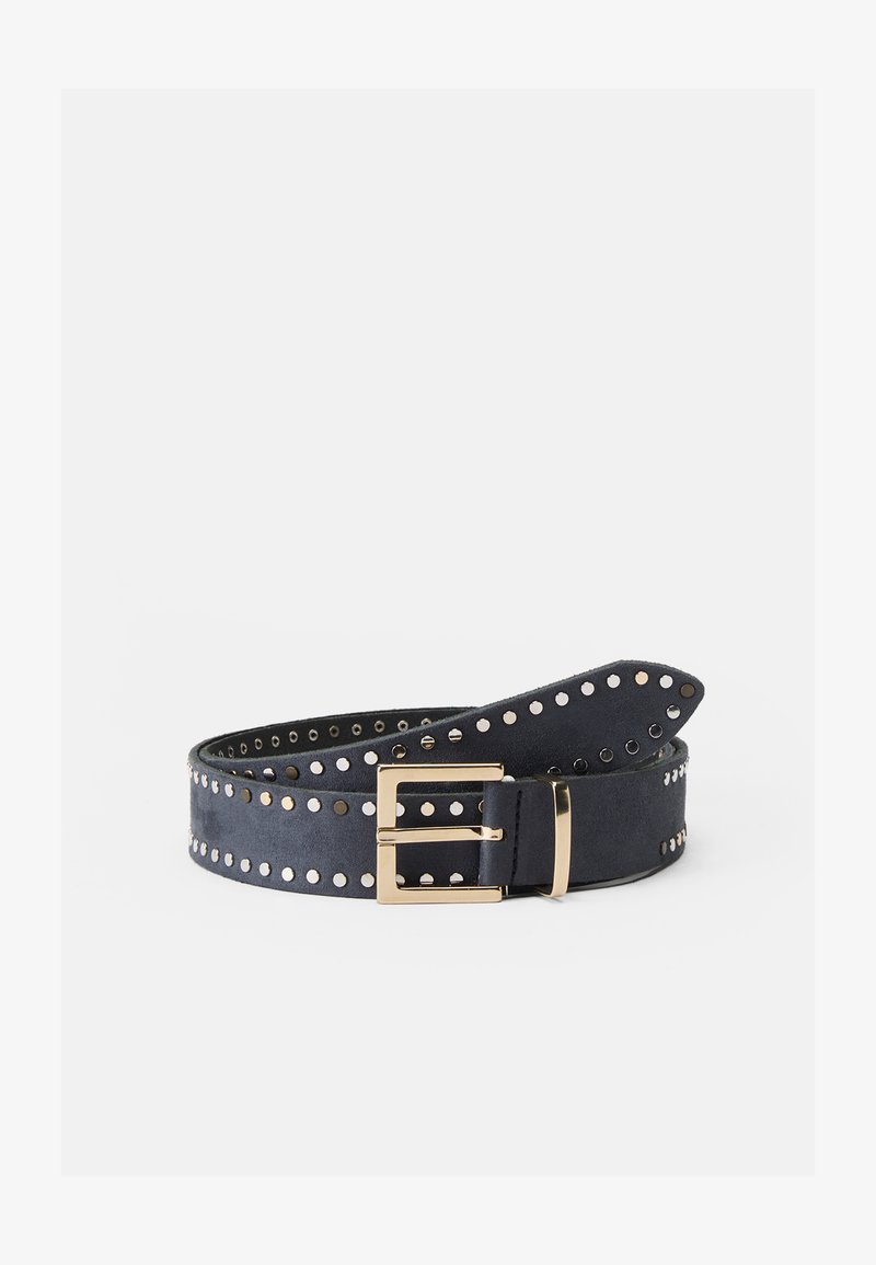 Ceinture en daim bleu marine avec boucle en ton doré, présentant plusieurs découpes circulaires sur toute sa longueur et une finition lisse et texturée.