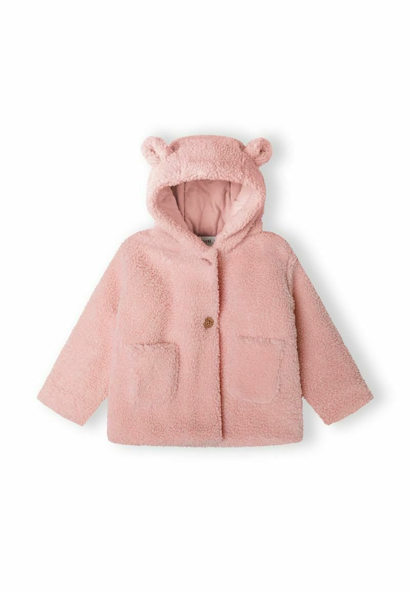 Giacca in finta pelliccia rosa con cappuccio e orecchie da orso, chiusura anteriore con bottoni e due tasche applicate sul davanti. Texture morbida in tutto.