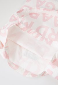 Borsa in cotone con motivo di testo rosa e bianco. Presenta manici doppi e un interno liscio. Fodera in tessuto bianco visibile.