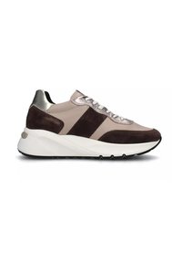 Sneaker sportivo caratterizzato da una combinazione di pelle beige e suede marrone scuro, con accenti metallici argento, una suola texture e lacci piatti.