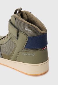 Zöld és navy Viking Gore-Tex magas szárú cipő, tépőzárral, hálós anyaggal, plüss béléssel és bézs gumitalppal.