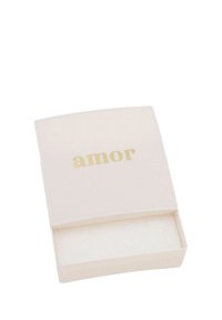 Caja de crema mate con tapa curva, que presenta la palabra "amor" en letras doradas en la parte frontal; interior vacío con un forro suave.