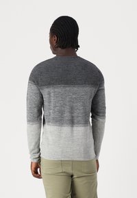 Pulover tricotat cu nuanțe gradient de gri, cu un decolteu rotund și mâneci lungi, realizat dintr-un material moale, texturat, cu accente striate.