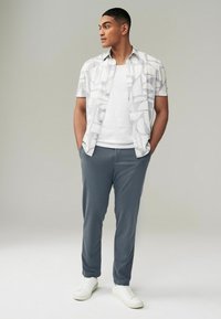 Next MOTIONFLEX  REGULAR FIT - Housut - mid blue