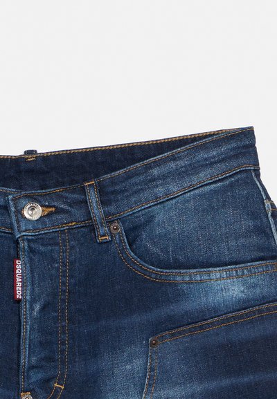 Ζώνη από τζιν με κουμπί, θηλιές για ζώνη, μπροστινή τσέπη και κόκκινη ετικέτα DSQUARED2 σε σκούρο μπλε ύφασμα με πορτοκαλί ραφές.