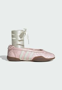 Ροζ μπαλαρίνες με floral σχέδιο, λευκές ριγέ λεπτομέρειες, μαλακή υφή και ευλύγιστη σόλα. Περιλαμβάνει κορδέλα που ταιριάζει για δέσιμο.