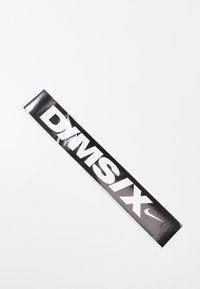Schwarzes glänzendes Etikett mit großem weißem Text, der "DYMSIX" schreibt, und einem Nike-Swoosh am Ende. Rechteckige Form, glatte Textur.
