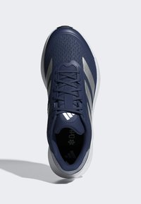 Scarpa sportiva navy con tomaia texturizzata, dettagli grigio chiaro, chiusura con lacci e suola ammortizzata, dotata di soletta OrthoLite per il massimo comfort.