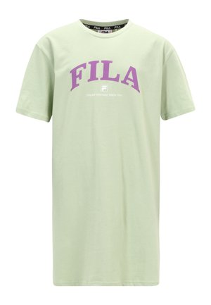 Jasnozielona sukienka typu T-shirt z krótkim rękawem, fioletowym logo FILA i małym białym napisem „Italian Heritage Since 1911” z przodu.