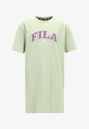 Robe T-shirt manches courtes vert clair avec logo FILA violet et petit texte blanc "Italian Heritage Since 1911" sur le devant.