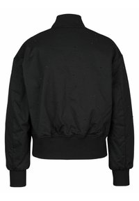 Zwarte bomberjack met een geribbelde kraag en manchetten, met verspreide zwarte kraaldetails op een gladde stofoppervlak.