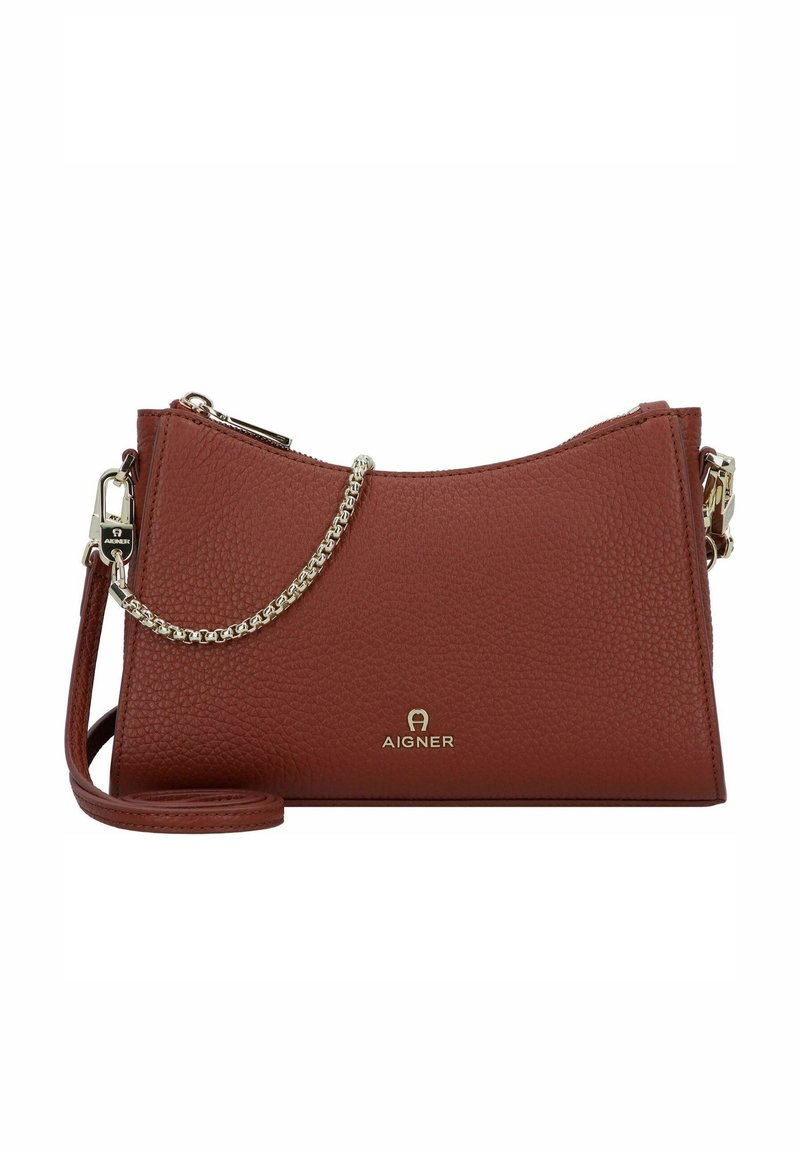 Bolso bandolera de cuero rojo con textura granulada, detalle de cadena plateada, correa desmontable y logotipo dorado en el frente.