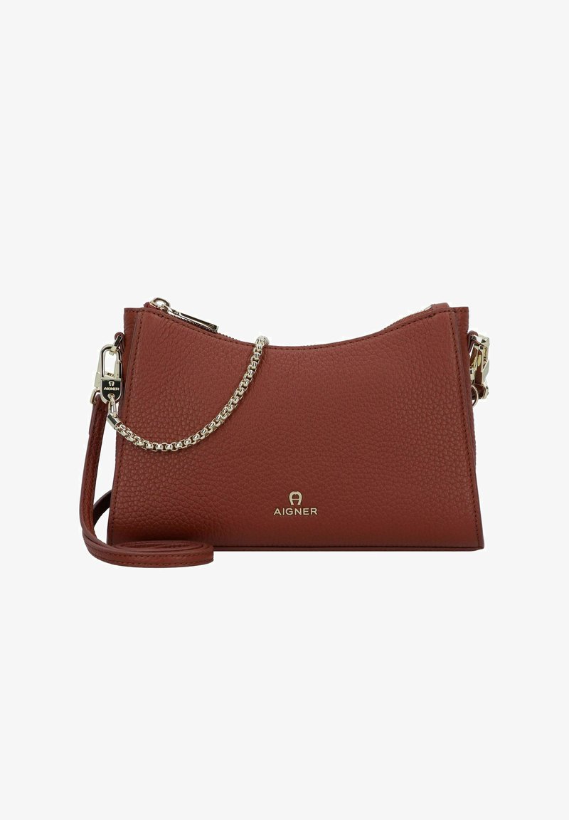 Bolso bandolera de cuero rojo con textura granulada, detalle de cadena plateada, correa desmontable y logotipo dorado en el frente.