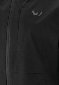 Sort windbreaker med glat stof, lynlåslukning og matt sort logo på brystet. Har klassisk pasform og minimalistisk design.