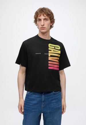 Calvin Klein Jeans 90S FIT CALVIN PRIDE - Μπλουζάκι με στάμπα - black