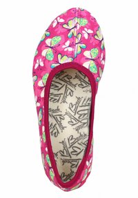 Rosa Stoffschlupfschuh mit einem Muster aus bunten Schmetterlingen. Abgerundete Zehenpartie mit einem kastanienbraunen Rand und einer strukturierten Innensohle.