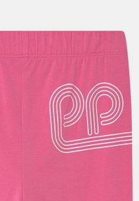 Leggings de algodão cor-de-rosa com cintura elástica, apresentando linhas gráficas brancas formando as letras "e" e "p" de um lado.