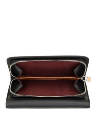 Portafoglio in pelle nera con zip argentata, doppie compartimenti in tessuto bordeaux all'interno, caratterizzato da una texture liscia e un sottile motivo impresso.