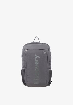 Grauer Discovery-Rucksack mit einer vorderen Reißverschlusstasche, Netzseitentaschen und einem Tragegriff oben.