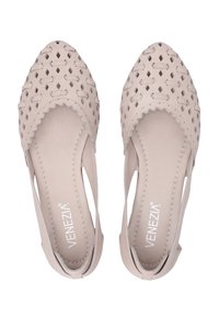 Beige Ballerinas mit geschlossener Zehenpartie, Ausschnittmuster, gewelltem Rand und offenen Seiten. Weiches Material und gepolsterte Innensohle für mehr Komfort.
