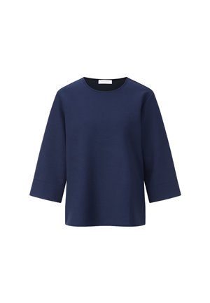 Maglione blu navy con collo rotondo e maniche a tre quarti. Realizzato in tessuto liscio con cuciture minime e senza motivi visibili.