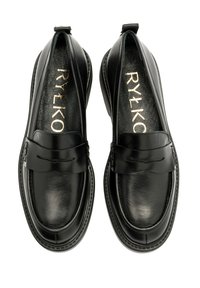 Czarne skórzane mokasyny o gładkim wykończeniu, z ozdobnym paskiem z przodu i subtelnym detalem haftu, z logo wytłoczonego na złoto.