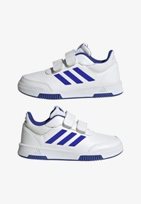 Baskets blanches avec des accents bleus, conçues en matériau synthétique lisse, dotées de deux sangles Velcro réglables et d'une semelle texturée.