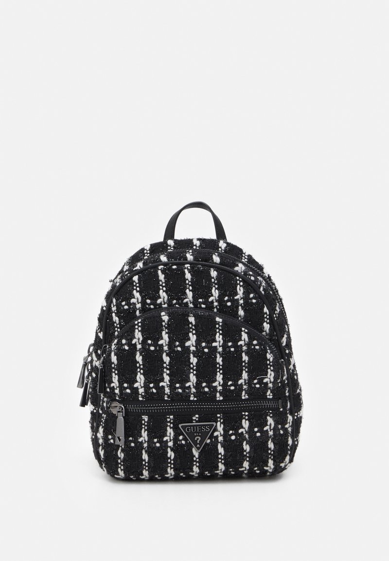 Sac à dos Guess texturé noir et blanc avec poche frontale zippée et écusson logo triangulaire sur fond blanc uni.