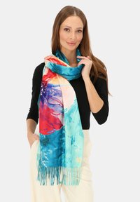 Kolorowy szal w kwiatowy wzór w odcieniach niebieskiego, czerwonego i różowego. Wykonany z miękkiego materiału z frędzlami na końcach.