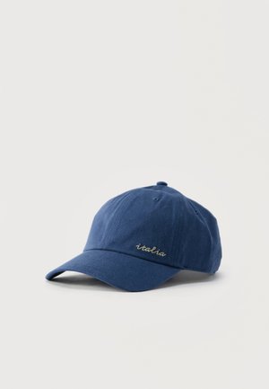 Șapcă albastră de baseball cu coroană rotundă și cozoroc curbat, brodată cu cuvântul „italia” în litere mici cursive pe partea din față.
